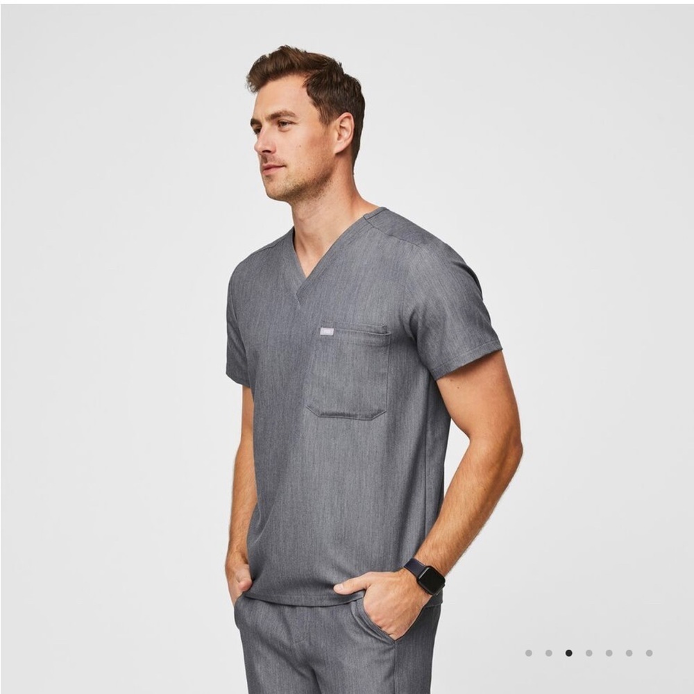 FIGS Leon™ Three-Pocket Scrub Top in Graphite Size Large - Picture 2 of 12